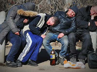 Это Вася под забором валяется, а я то нет
